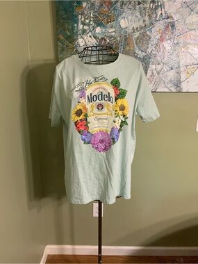 Ladies Modelo T-shirt in size XL.